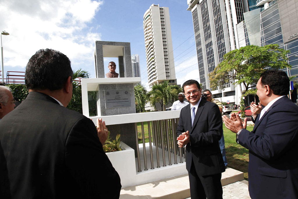 El canciller salvadoreño, Hugo Martínez (c), asiste al acto para inaugurar un busto en honor al arzobispo Romero. EFE<br>