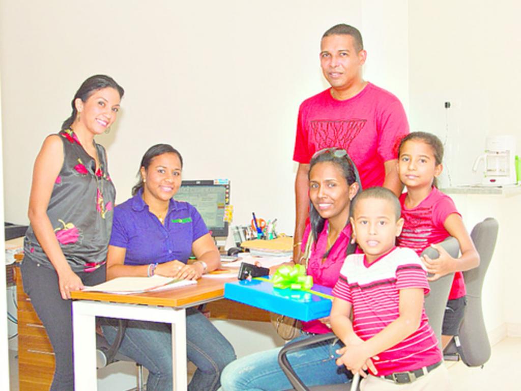 2. Jitzel Sandoval, Lisseth Medina y la familia Varona.