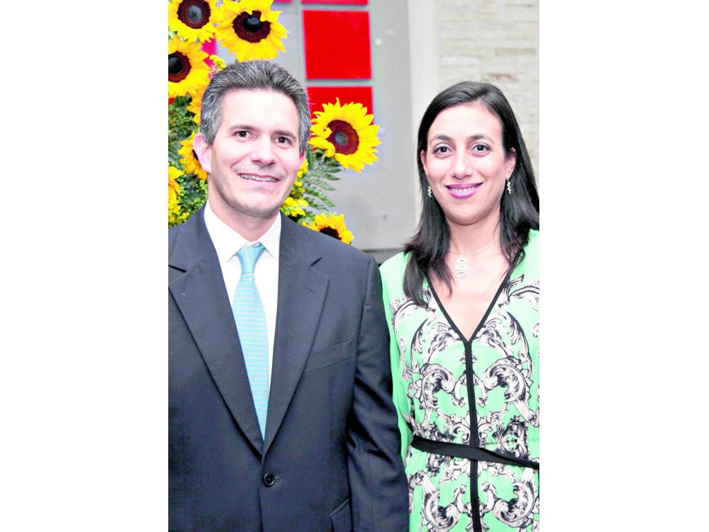 4. Roberto Alfaro y Laura Flores. ()