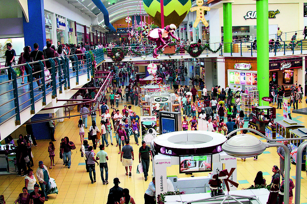 Gasto. Los consumidores deben comprar productos fabricados en empresas nacionales, para obtener mejores precios, dijo Acosta.(Archivo)