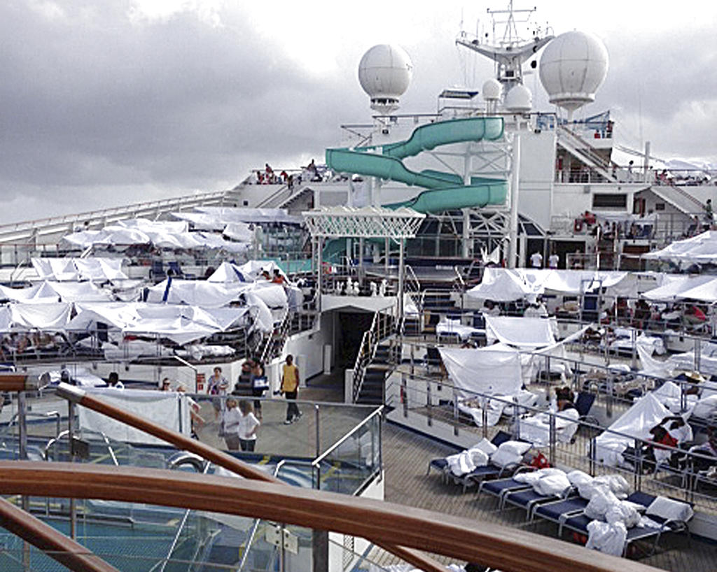Hay excrementos y orina en el piso se quejó Renee Shanar, de Houston, por su teléfono celular desde el crucero. Foto/AP.<br>