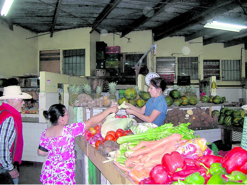 Clientes. Moradores pueden comprar muchos productos.(LUZMALDO J. MIRANDA )