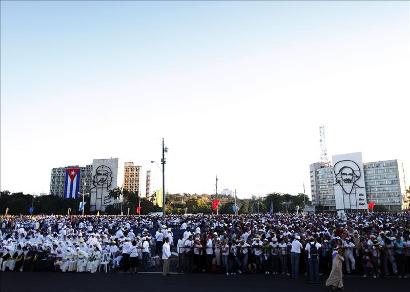 Miles de personas congregadas en la Plaza de la Revolución José Martí, en La Habana, donde el papa Benedicto XVI ofició una misa multitudinaria, en su última jornada en Cuba. EFE
