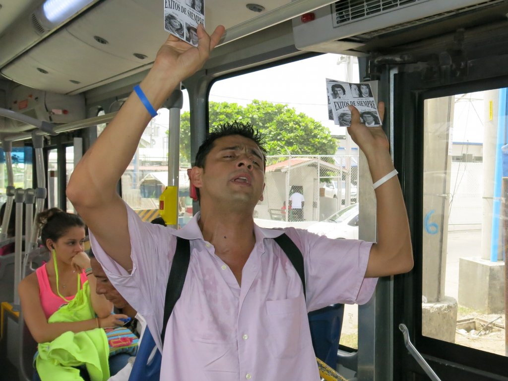 Otros como el grupo que forman parte del proyecto cultural Cuentos para rodar", una iniciativa de Teatro Carilimpia, Ediciones Pelo Malo y Festival de Peosía Ars Armand. entretienen a los pasajeros sin pedir nada a cambio. Foto/Carlos Castro.<br><br>