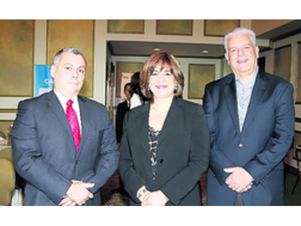 5. Alberto Guerra, Marianela de Castillero y John Sinclair.