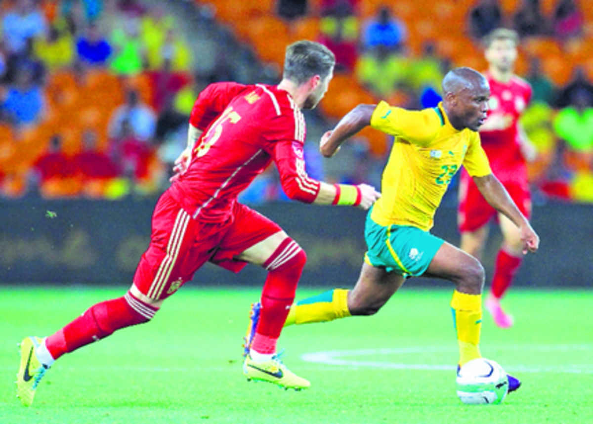 Partido. Sudáfrica saboreó un momento histórico el día que derrotó a una España desconocida que convirtió la fiesta del regreso al Soccer City en una pesadilla.(Foto: AP)