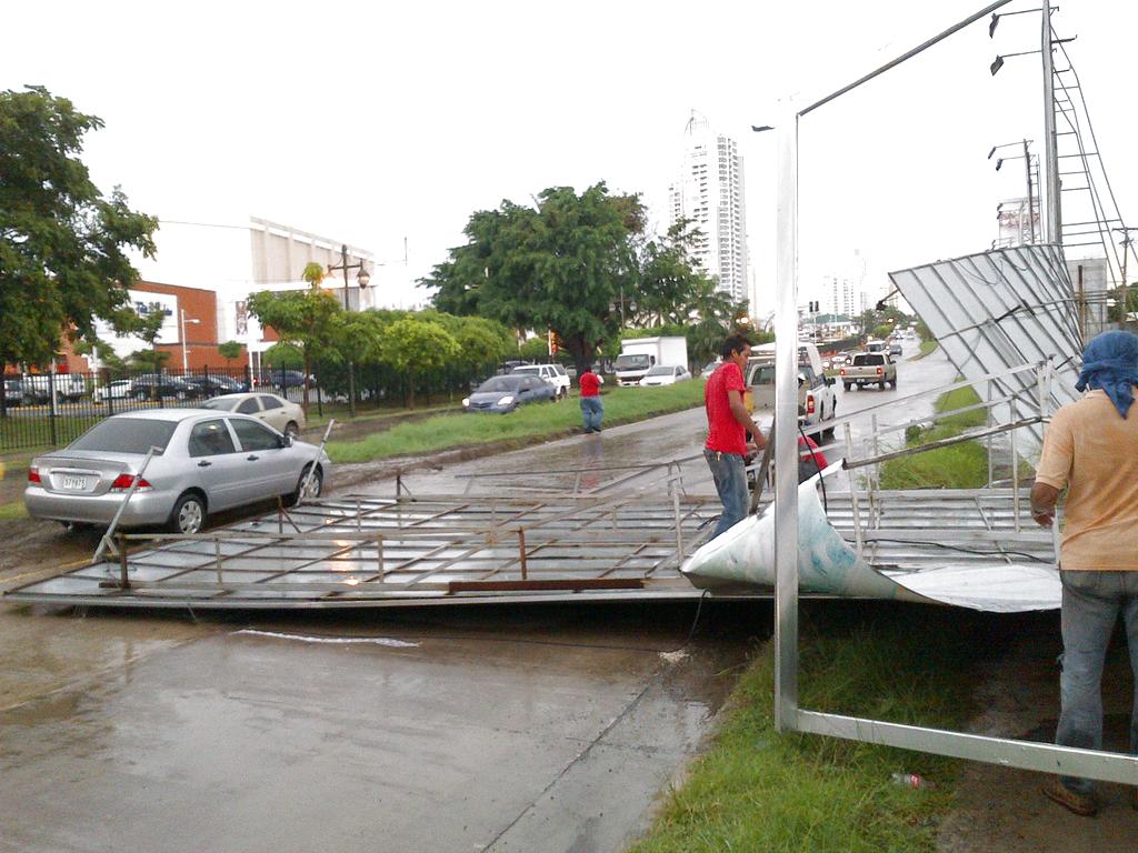 Una valla publicitaria al lado de Multiplaza que cayó por las fuertes precipitaciones de esta tarde del 8 de junio. Foto: Jesús Simmons.<br>