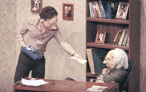 <p>Escena. El hijo de la pareja y un pensativo André.</p>