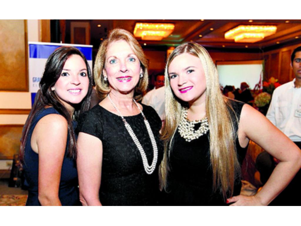 5. Stephanie Ehremberg, Lichita de Díaz y Mary Kate Ehremberg.