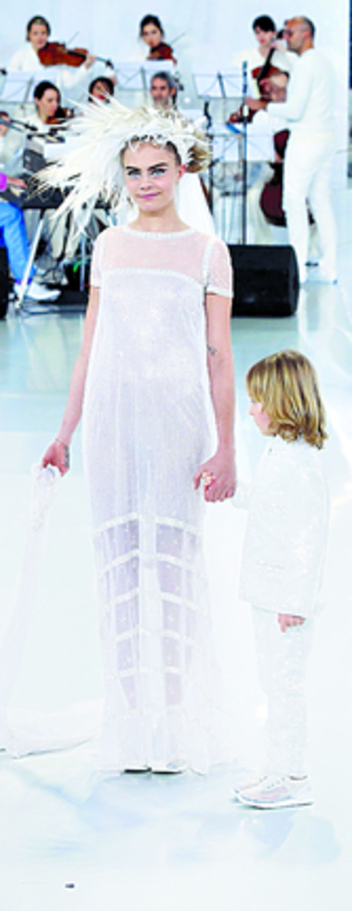 Supermodelo. La encargada de romper el hielo fue quien puso el broche final: Cara Delevingne lució un vestido de novia que se deshizo del corsé.