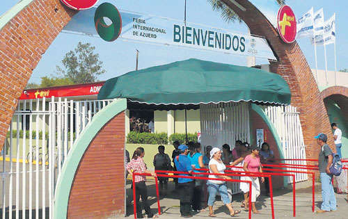 <p>Entrada. Se encuentra en la vía principal de Los Santos.</p>