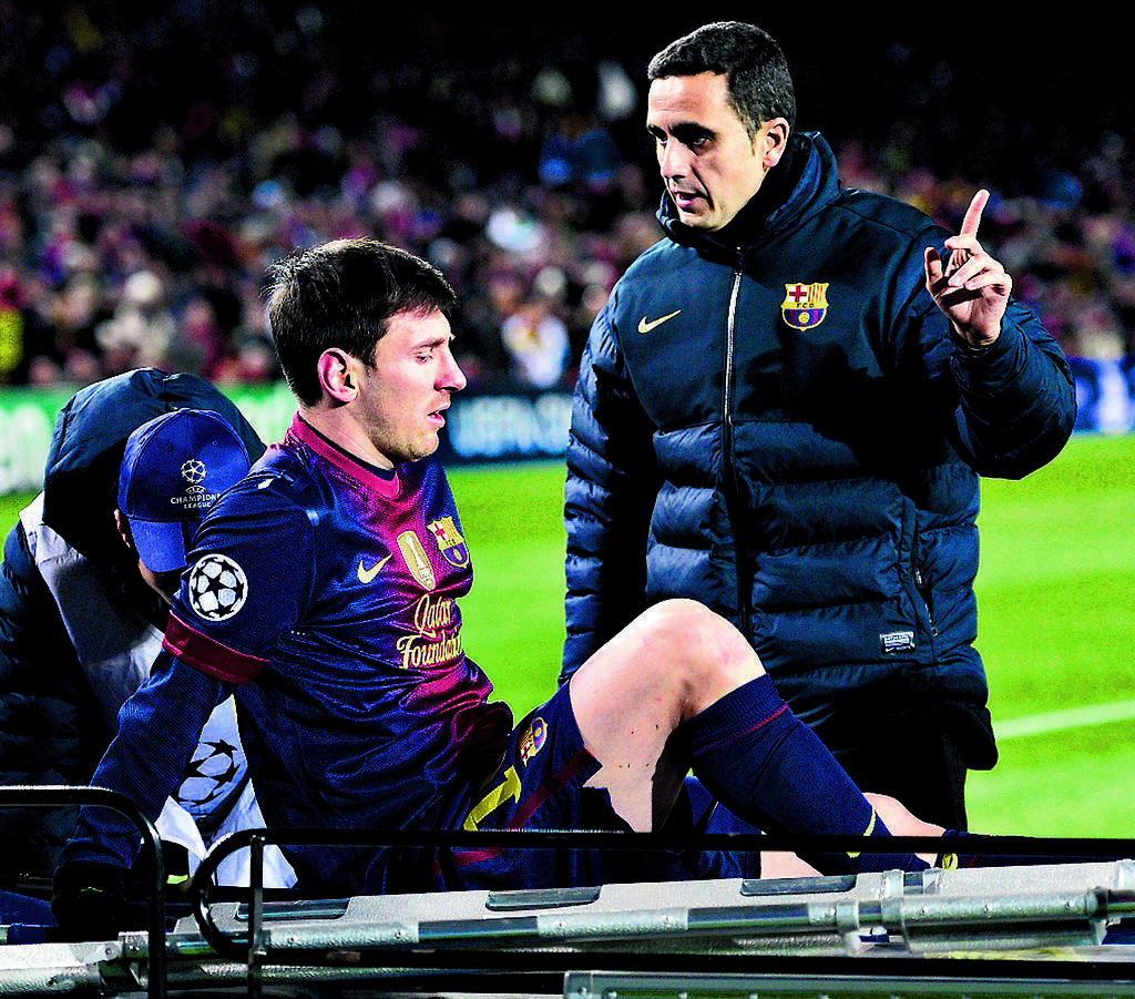 Dolor. Messi es sacado en camilla en el partido ante el Benfica. (ap)