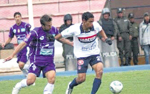 <p>Goleador. Alfaro (dcha.) viene de marcar un doblete.</p>