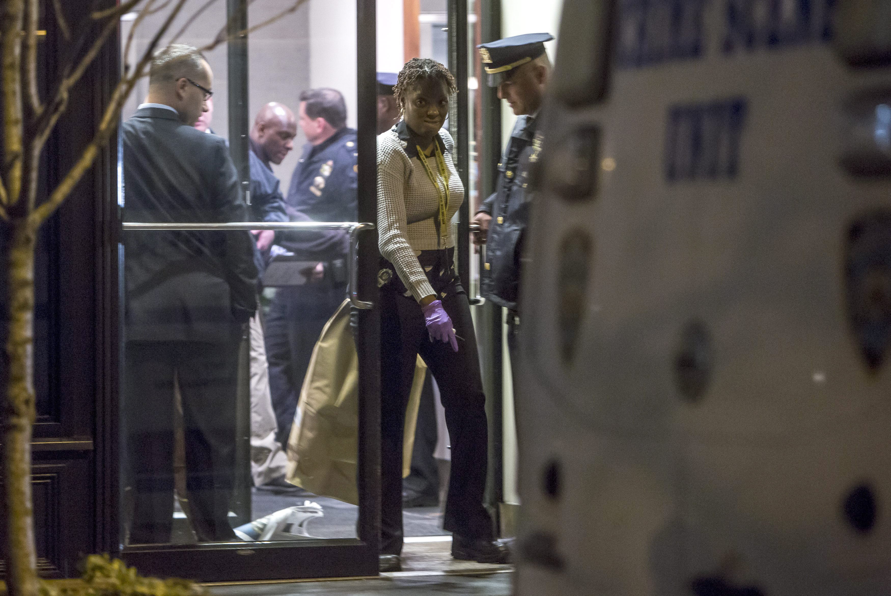 Policía en el edificio donde el cadáver de Phillip Seymour Hoffman fue hallado. Foto/AP<br>