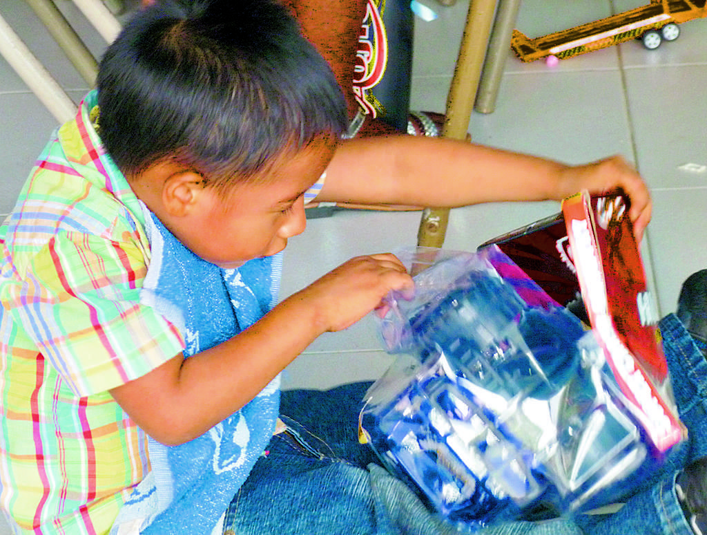 Entusiasmado. Momento mágico, cuando abre el regalo. (Rosalina Orocú M.)