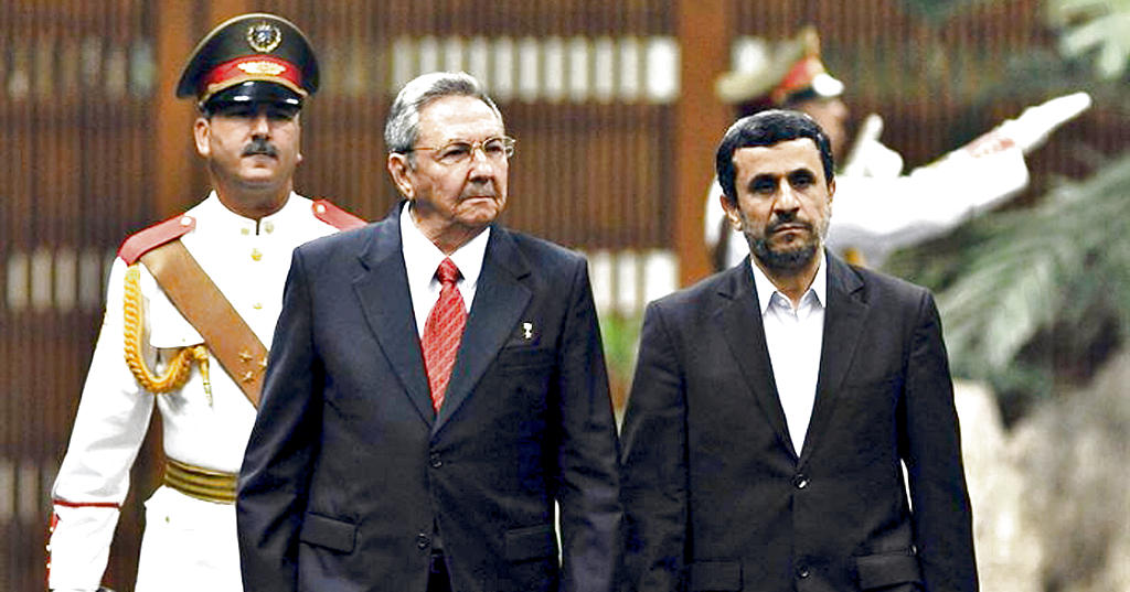 Atención. Mahmud Ahmadineyad y Raúl Castro (EFE)