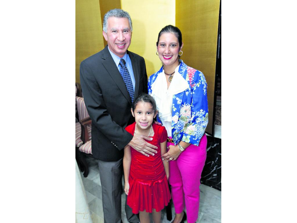 8. Alfredo Martiz, Fiorella Martiz y Carla de Martiz .