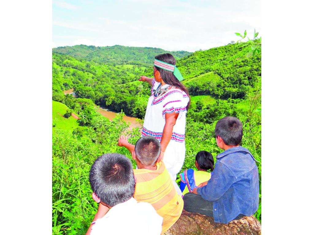 Una indígena señala las áreas del río Tabasará donde se encuentran ubicados petroglifos, que para los miembros de la etnia ngäbe- buglé son un valioso legado cultural de sus antepasados de la era prehispánica.(Miguel Contreras )