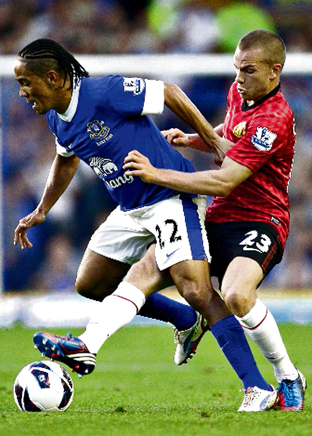 Cleverley conduce el esférico.(AP)