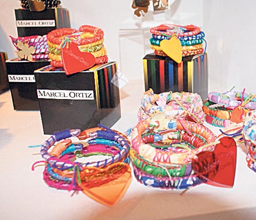 <p>"Hippie-chic". Diseños juveniles en varios colores.</p>