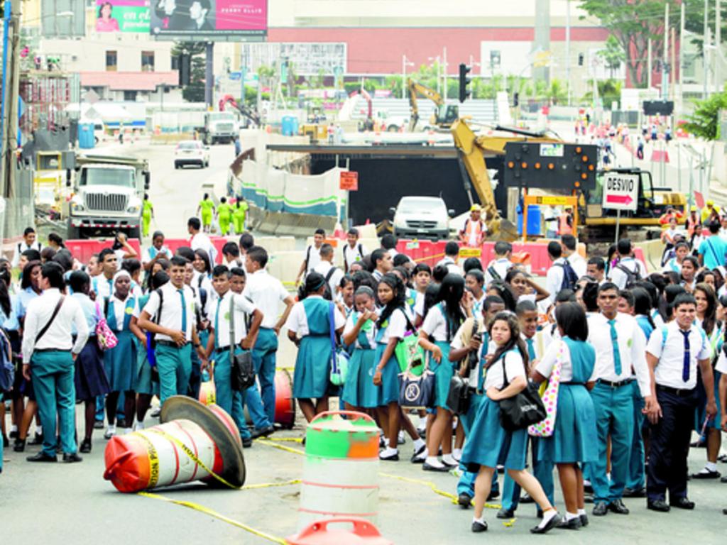 Estudiantes de la Escuela Profesional Isabel Herrera Obaldía y el Remón Cantera protagonizaron revuelta en Paitilla, dejando un saldo de casi 50 alumnos retenidos y cierre de planteles hasta nueva orden.