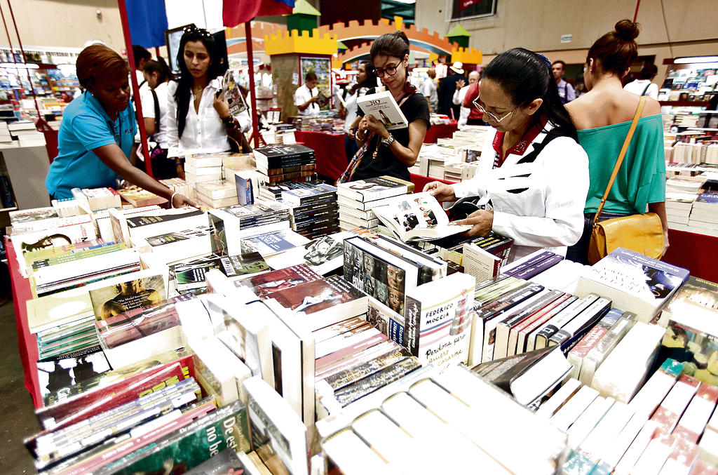 Búsqueda. Entusiastas, los visitantes hojeaban los libros.(Noriel Gutiérrez)