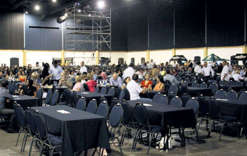 <p>Decenas de sillas en el coliseo quedaron vacías.</p>