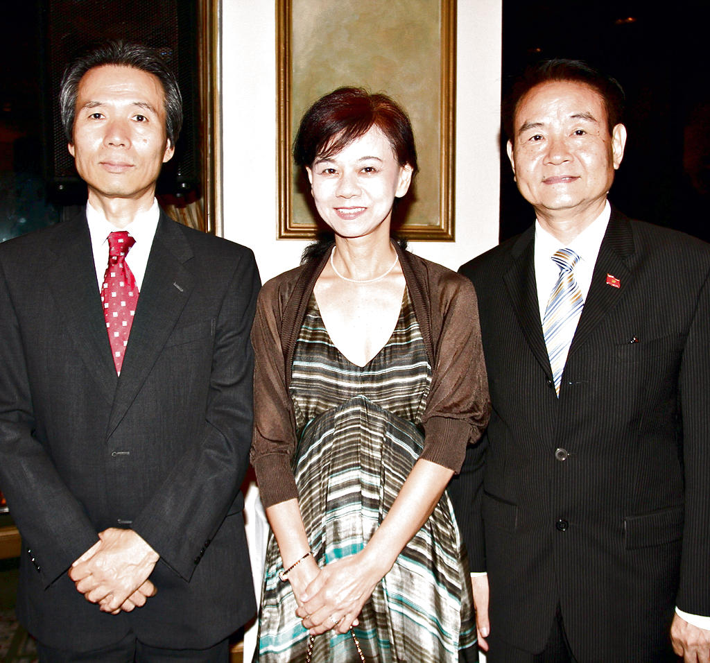 Shuji Goto, Yoko Goto y Hoang Cong Thuy, embajador de Vietnam en Panamá.()