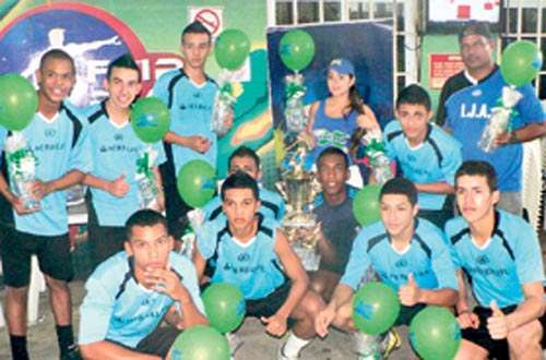 <p>Primero. El equipo del IJA con el trofeo de campeón.</p>