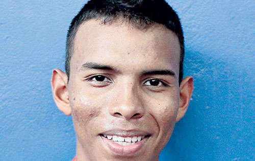 <p>Dorado. Jayson Chávez muestra su medalla.</p>