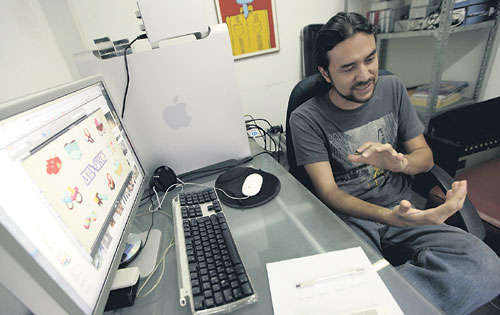 <p>Profesión. Carlos Revelo se considera un editor empírico.</p>