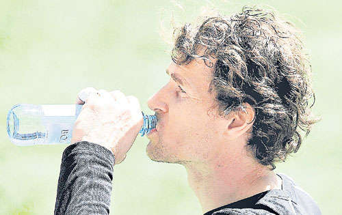 <p>Beba mucha agua.</p>