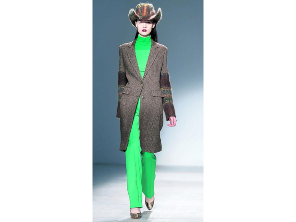 Diseño de la firma taiwanesa Shiatzy Chen para la temporada otoño-invierno durante la Semana de la Moda de París. Lo interesante del color que promete convertirse en el must have es que lo puedes combinar con tonos opacos como el chocolate o vibrantes,