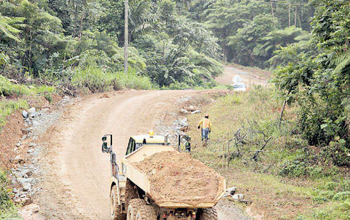 <p>Adecuación. Los caminos están en reparación.</p>