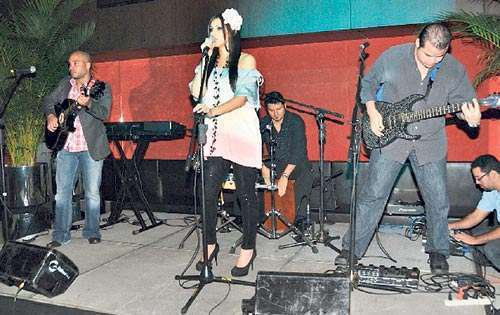 <p>Interpretación. Ingrid no podía cantar sin su grupo.</p>