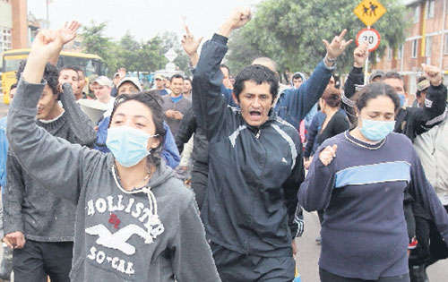 <p>Cariño. Salva a su mejor amigo.</p><p>Disgusto. Exigen ayuda de las autoridades.</p>