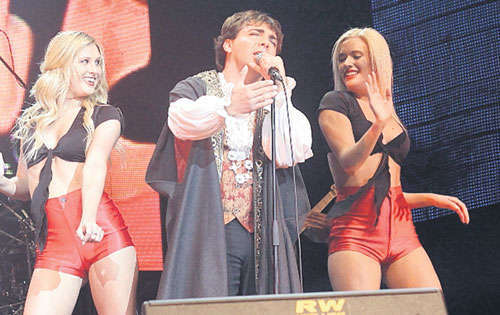 <p>Innovación. Interactuó con bailarinas durante el show.</p>