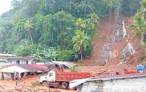 <p>Dolor. Varias familias quedaron bajo el lodo.</p>