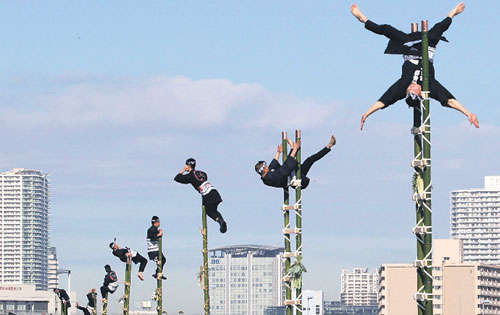 <p>Un grupo de acróbatas japoneses preparan su rutina.</p>