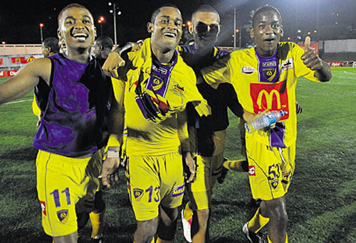 <p>Celebraron. Tras el partido, De La Rosa (c) festejó con sus compañeros.</p>