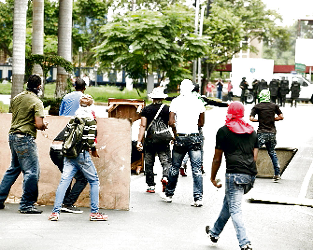 Se registraron enfrentamientos entre unidades antidisturbios y estudiantes de agrupaciones estudiantiles que provocaron el cierre de la Universidad de Panamá. ()