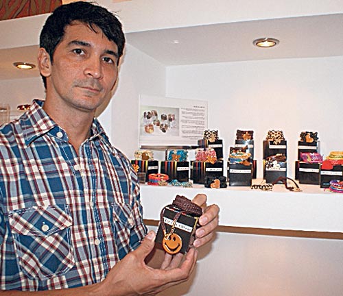<p>Estilo sencillo. Marcel Ortiz se basa en hilos y telas.</p>