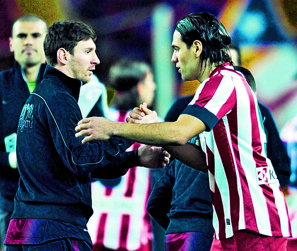 Encuentro de cracks. Messi (izq.) y Falcao se saludan.(AP)