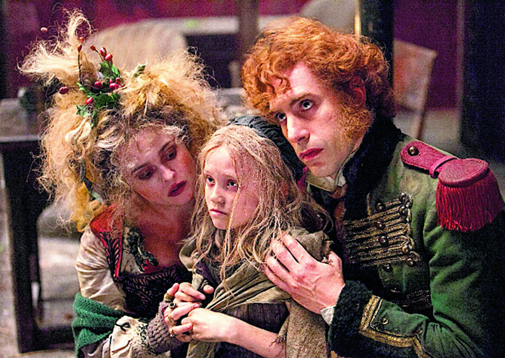 Cosette vive con Mr. Thénardier y Mrs. Thénardier. Es hija ilegítima de Fantine, quien le envía parte del salario.()