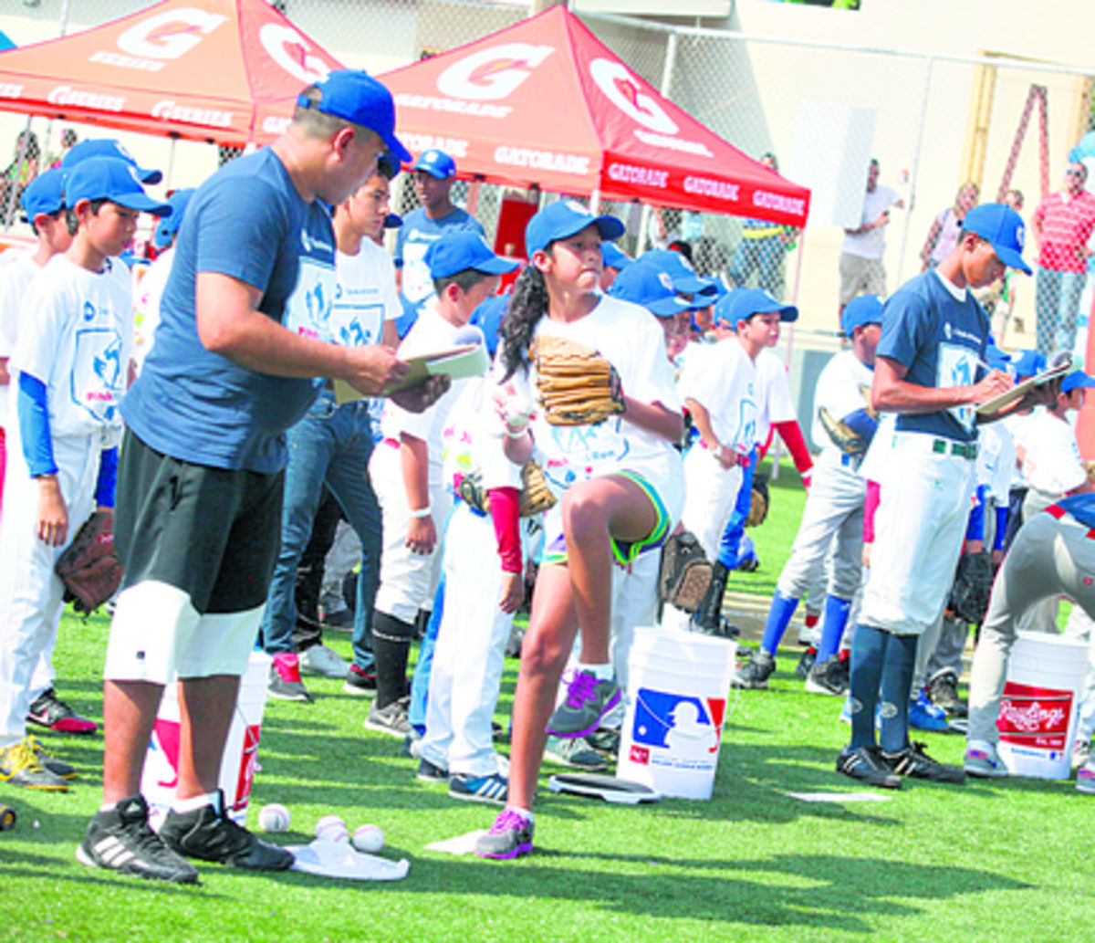 Hasta una niña asistió a la competencia en el estadio Andy Alonso.(Alberto Ortega)