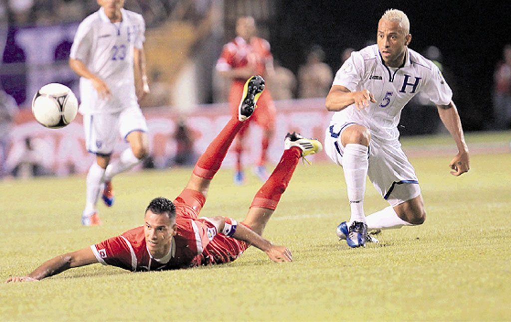 Falta. A Blas no lo dejaron tranquilo. (EFE)