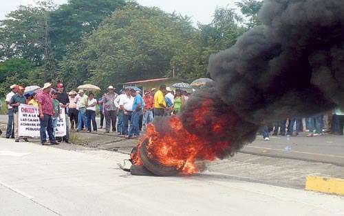 <p>Protestas. Los pequeños empresarios bloquearon la vía.</p>