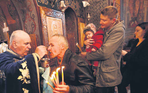 <p>En Rumania, los creyentes llenaron las iglesias.</p>