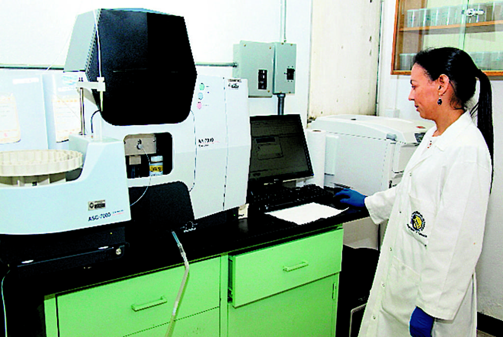 Ariadna Marroni. Espectrofotómetro, detecta minerales.(Víctor Arosemena)