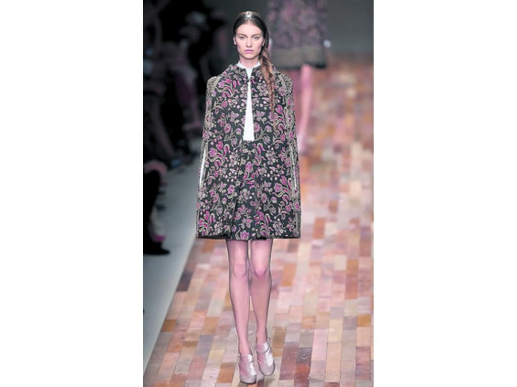 En nuestro país no se recomienda utilizar esta moda con prendas que lleven print floral, ya que se luce muy recargado. En Europa siempre rompen los esquemas, muestra de ello es este minivestido.